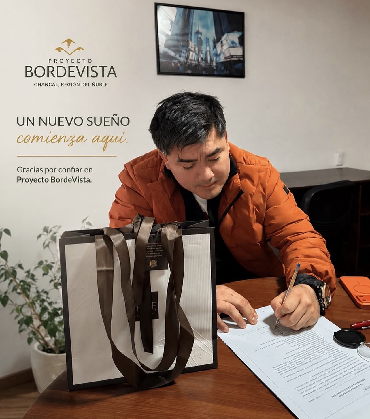 Cliente durante la firma de su compra