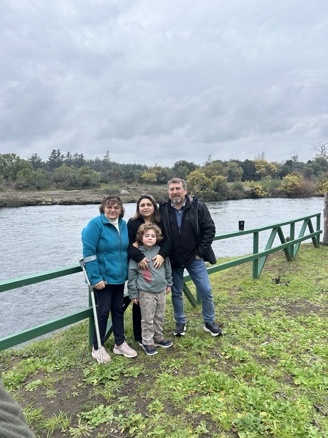 Familia junto al río