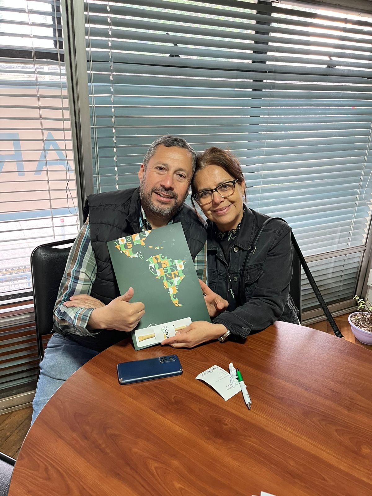Clientes durante la firma de su compra