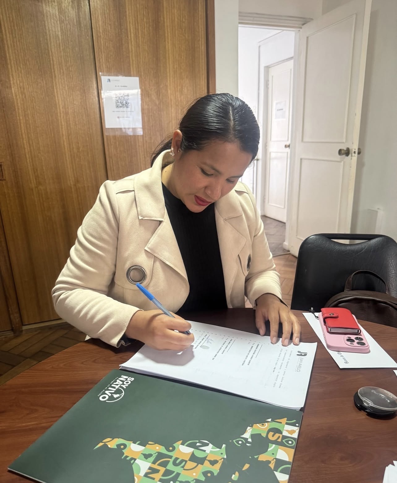 Cliente firmando documentación