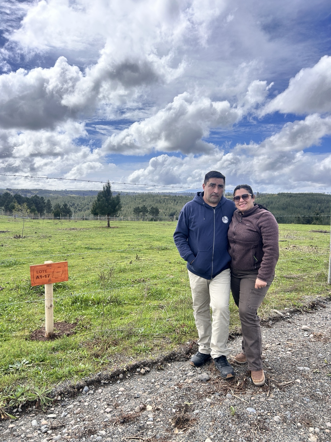 Clientes junto a su parcela