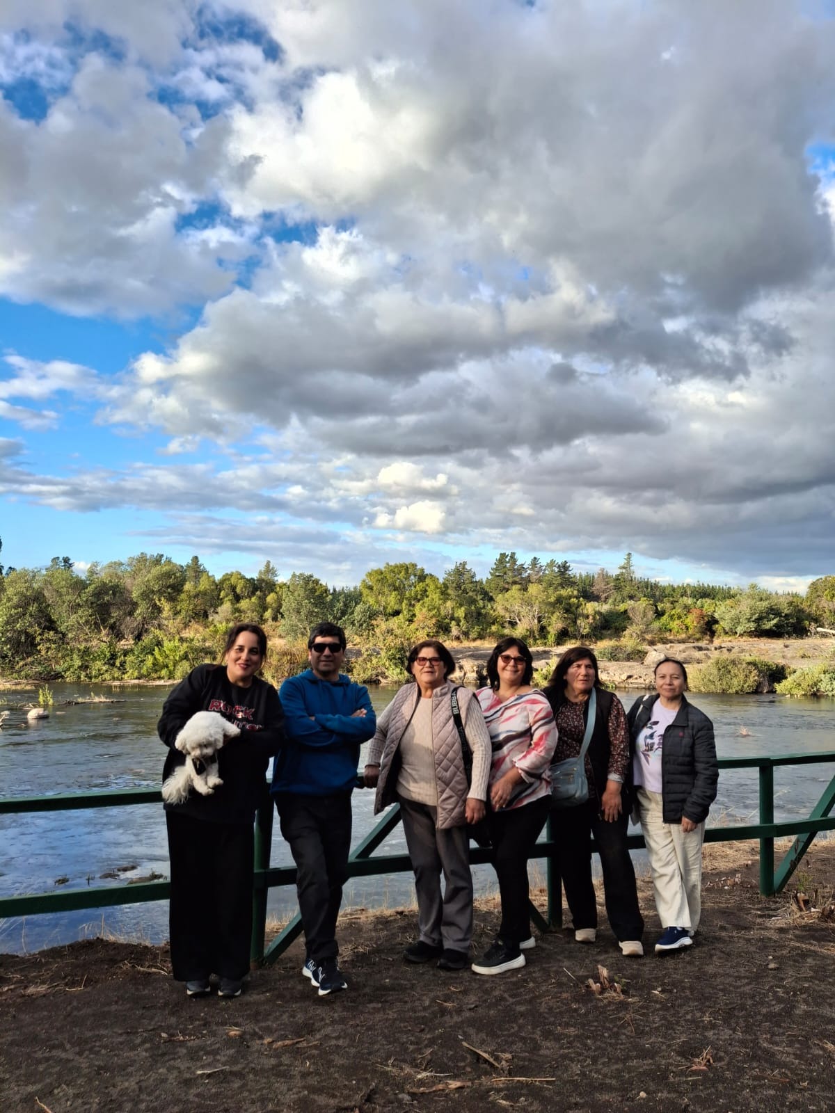 Familia junto al río