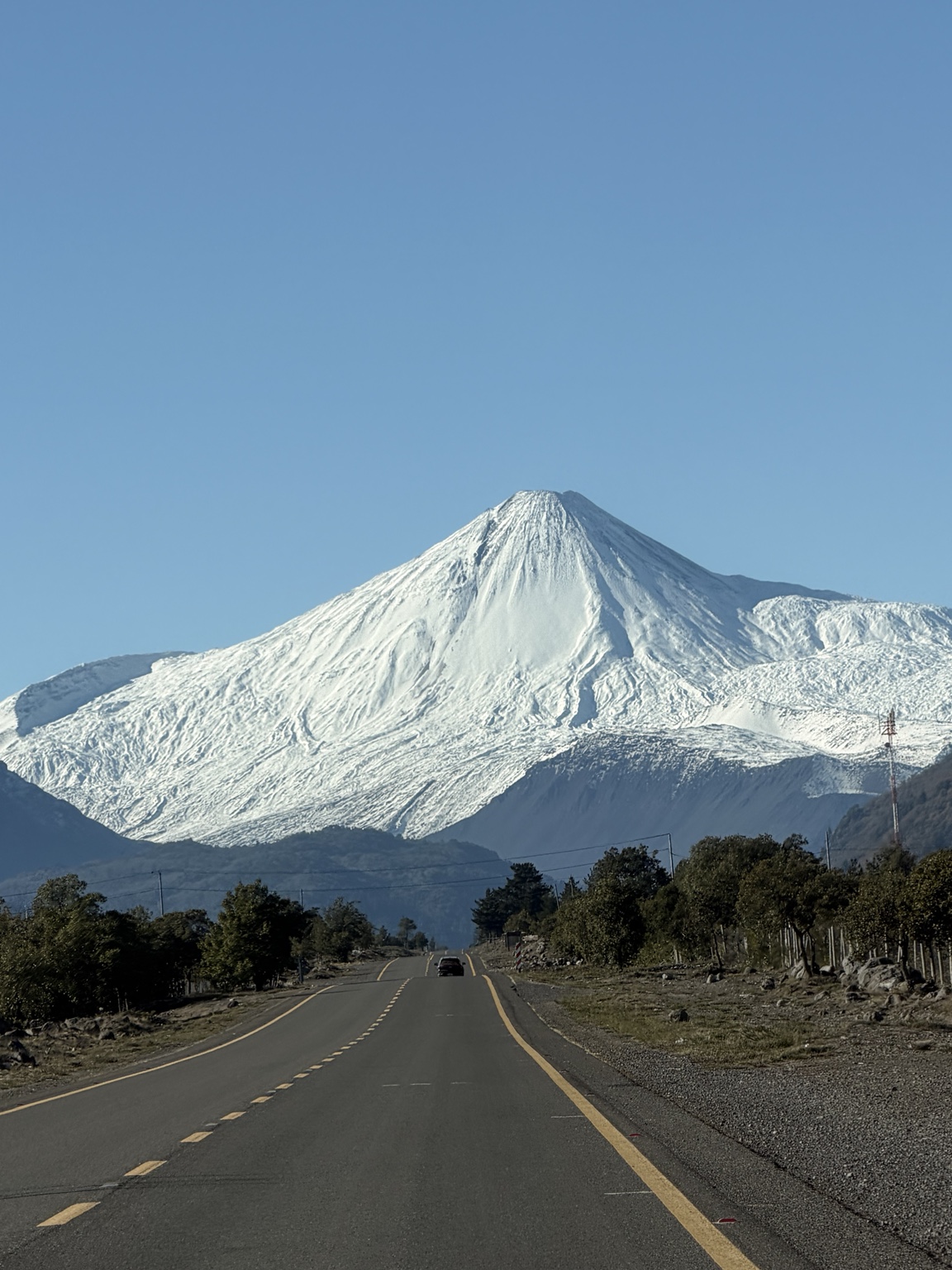 Volcán Antuco y acceso vial del entorno de Riberas de Antuco
